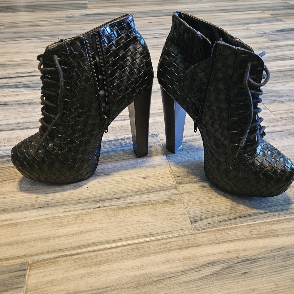 Black shoe booties size 9